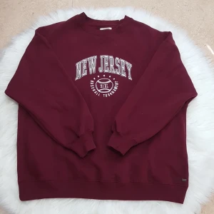Tröja - Jag säljer min tröja från PULL&BEAR som är i jätte bra skick den är i storlek S.  