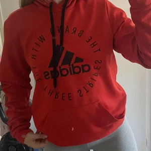 Adidas hoodie - En röd adidas hoodie som är knappt använda, i storlek S 