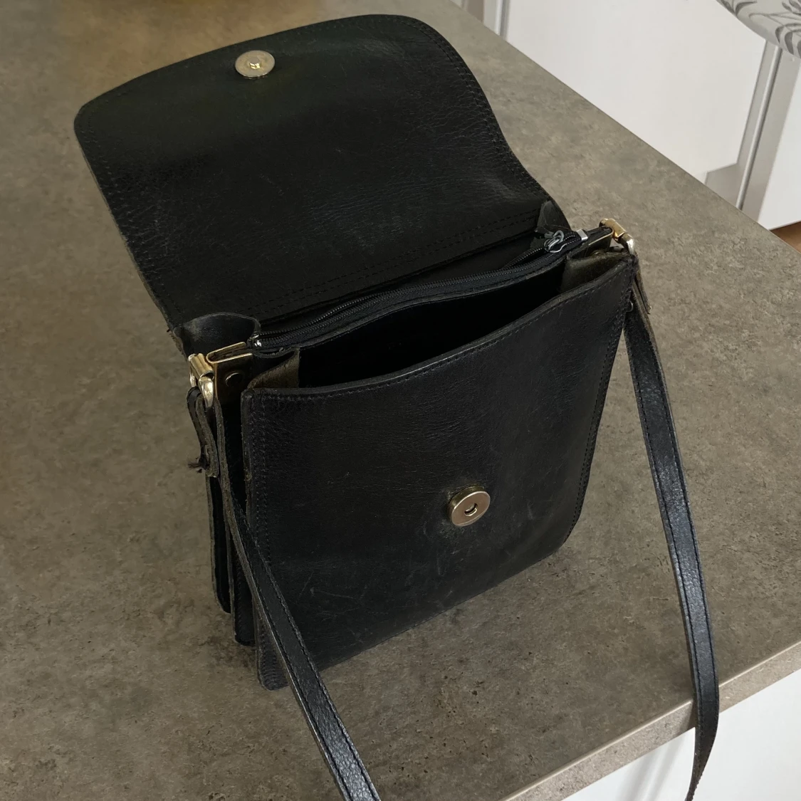 Svart axelremsväska  - 90