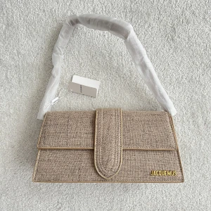 KOPIA jacquemus väska - Säljer en riktigt fin KOPIA av jacquemus väskan i modellen ”le bambino long”. Aldrig använd och den är i riktigt fint skick, dustbag följer med. Kan tänka mig att gå ner i pris.