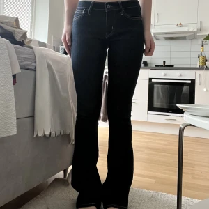 Lågmidjade bootcut  - Väldigt fina med mycket bra kvalitet. Aningen slitna på ena byxänden men ingen man tänker på. Inte för långa i benen. Waist- 26 legnth- 33
