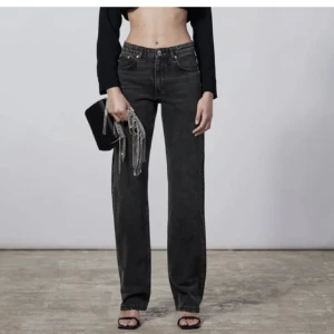 Zara jeans - Mid rise svarta zara jeans i storlek 34! Har blivit lite för små så måste därför sälja 💓