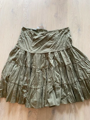 Kjol - Kjol från Ellos i storlek 38 säljes på grund av för liten storlek! Pris: 30kr + frakt. Kan även mötas upp i Umeå! 