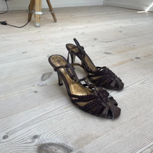 Klackskor  - Ett par klackskor i använt skick men inte trasiga på nått sätt. Sulan är guldig vilken inte syns så bra på bilden. Klacken skulle jag säga är ca 5 cm hög.