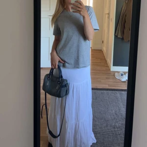 Vit långkjol - Säljer min helt oanvända maxikjol från stradivarius, helt slutsåld på både Zalando och stradivarius hemsida🩷🩷storlek S, passar mig som är ca 170!! Köpt för 300kr men kan tänka mig att sälja för 200+frakt💕