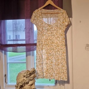 Sommarklänning - Söt sommarklänning i bomull, endast använd ett fåtsl gånger.