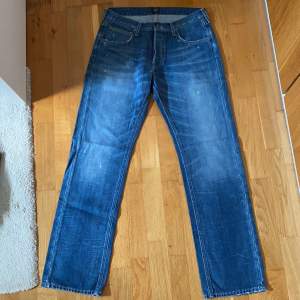 Helt nya Lee blake jeans. Coola jeans med fin färg & några små hål som ger dem en modern cool look i straight/bootcut passform
