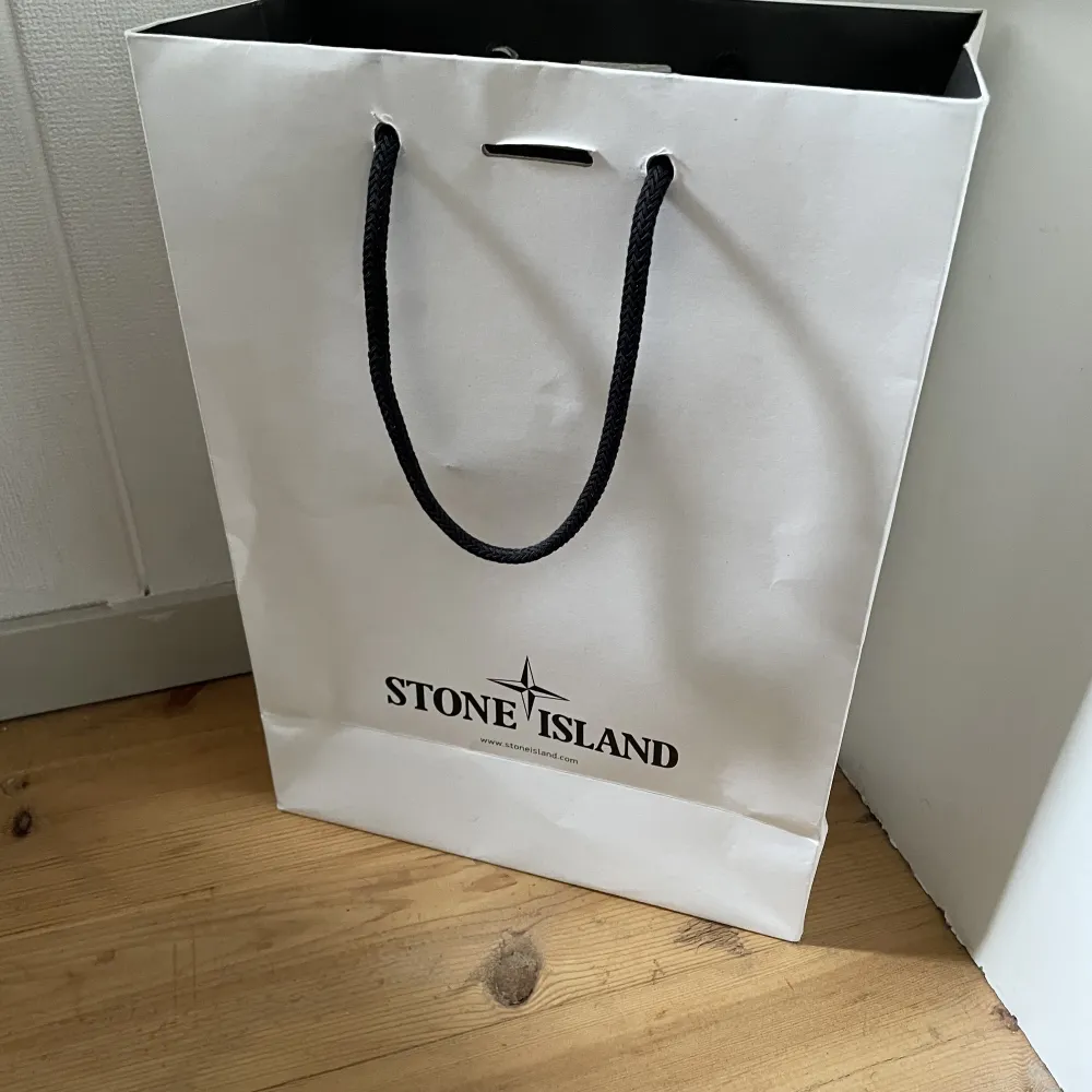 Stone Island tröja fint skick o väldigt snygg. Använt ett par gånger men det finns inga fläckar eller skador. Hoodies.