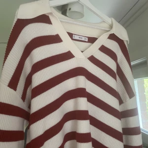 Stickad tröja - Trendig stickad tröja från Mango i storlek M. Inte använd då jag råkade köpa två likadana. Köpt för 599kr, säljer för 399. Tröjan har ett mysigt material som inte sticks, passar perfekt nu på slutet av sommaren och hösten! Priset kan diskuteras😌