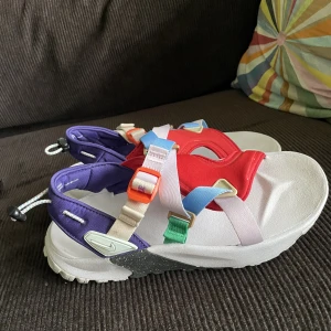 Nike Oneanta ”Be true” sandaler - Storlek 40, används två gånger så jättefina. Justerbara via strap bak. Nypris 1200. Perfekt på Pride!