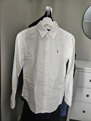 Raulp lauren skjorta - Säljer en raulp lauren skjorta, den sitter som storlek small