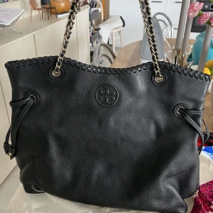 Tory Burch  - Väska från Tory Burch, tillverkas ej längre. Inköpspris 6999kr. I utmärkt skick då den knappt använts.