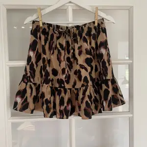 En kjol med volang, leopardmönster,  snöre i midjan, använd fåtalgånger därav väldigt fint skick 