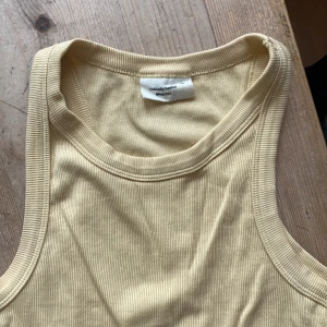 Gult ribbat linne från Ginatricot! - Superfint linne ribbat från Gina Tricot i ljusgul i nyskick. Använt Max 3 gånger. Skriv för fler bilder! 💞