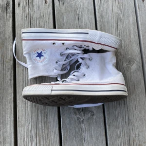 Vita Converse  - Vita Converse storlek 37,5 i mycket bra skick. Passar mig som har 38. Skriv ett pris ni vill köpa för