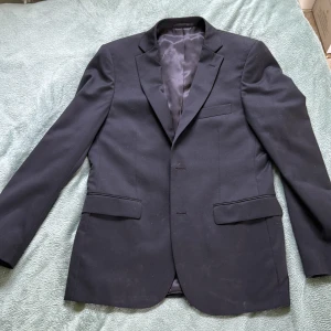Kostym  - Kavaj: 48 slim fit Byxor: W 30 L 32 slim fit