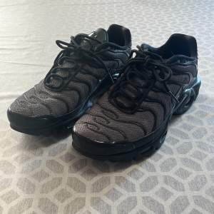 Svarta sneakers från Nike i storlek 40. Knappt använda och säljer för att de inte passar mig. 