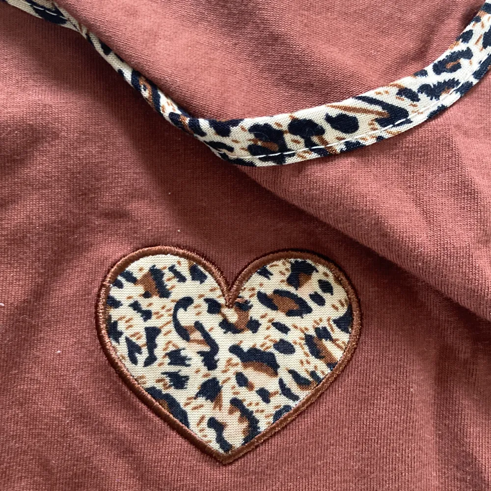 Linne med leopard hjärta och leopard kanter . Har aldrig använt den endast testad. T-shirts.