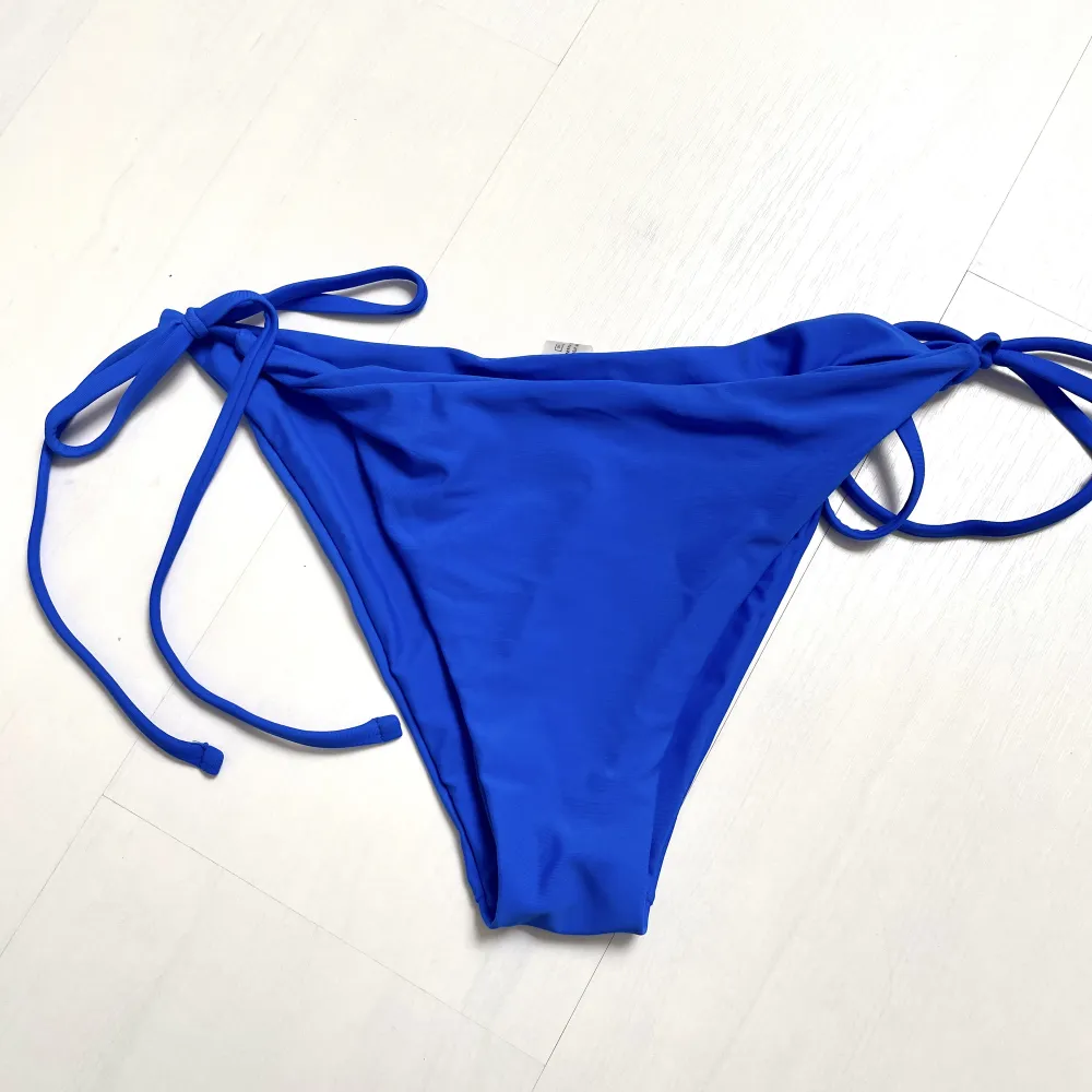 💙 Säljer denna bikiniunderdelen i denna otroliga blåa färgen i storleken L men skulle säga den är liten i storleken så passar S/M 💙 Spårbar leverans. Accessoarer.