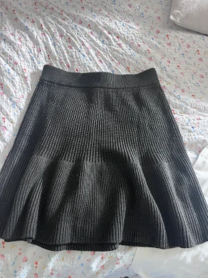 Stickad kjol zara  - Supersöt stickad kjol från zara, perfekt till höst/vintern🥰