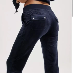Juicy Couture byxor - Mörkblå, fint skick.