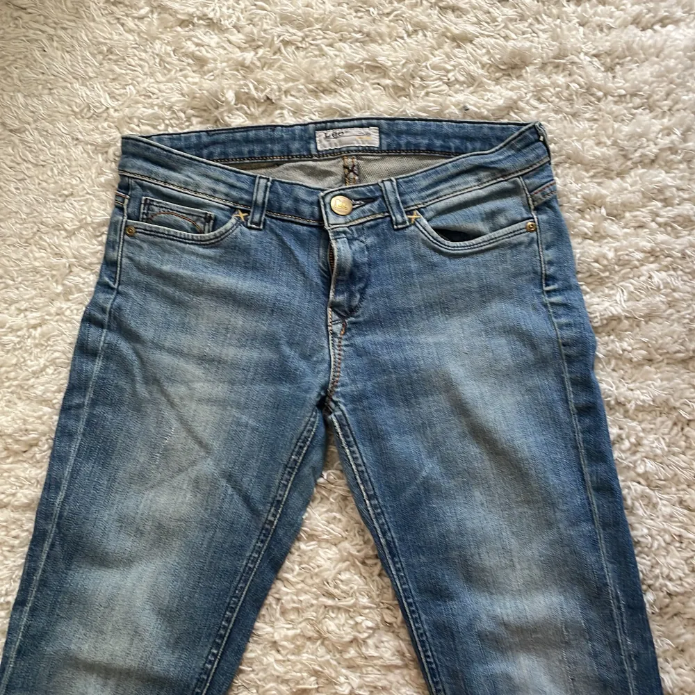lågmidjade lee jeans, säljer pågrund av att de är för korta för mig❤️pris kan diskuteras. Jeans & Byxor.