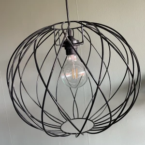 Taklampa  - Högglansig klotformad taklampa i stål. Väldigt snygg! Inkl. takkopp. Diameter ca 35 cm, lampfot passar strl E27. Bra skick - hängt uppe under ett par år, är lite färg på sladd samt vid kontakt (syns ej när den hänger uppe) se bild 3. 