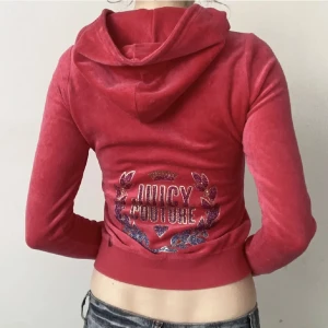 Juicy couture kofta  - Skynda fynda innan den lämnas in eller skänks iväg. Juicy couture kofta i rosa. Storleken passar xs/s. Fint skick. Pris kan diskuteras vid smidig affär. Lånade bilder🩷