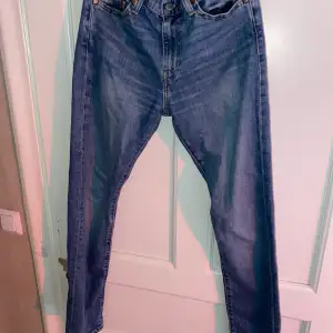 Ljusblå jeans ifrån Levi’s i storlek W29 L32 måttligt använda