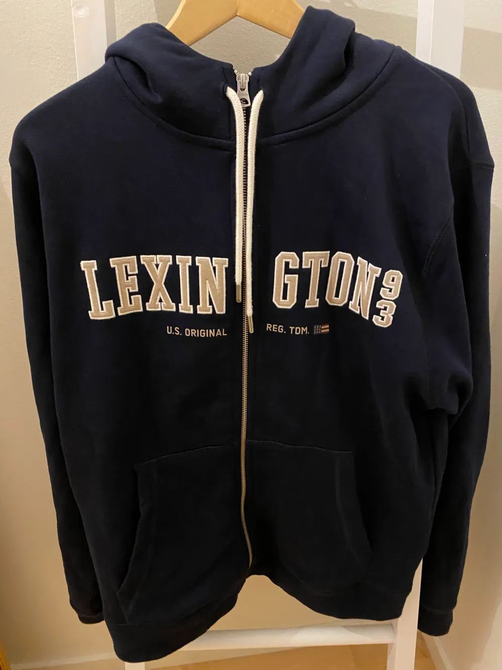 En riktigt fin Lexington zip-hoodie som var en storlek för stor. Den är använd 1 gång och är köpt på Mall of Scandinavia för 1600. Inga hål eller fläckar, prima skick! Bara att höra av sig om frågor osv. Pris in diskuteras vid snabb affär!!👍🏼😃. Hoodies.