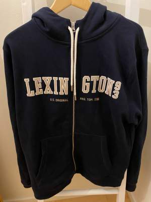 En riktigt fin Lexington zip-hoodie som var en storlek för stor. Den är använd 1 gång och är köpt på Mall of Scandinavia för 1600. Inga hål eller fläckar, prima skick! Bara att höra av sig om frågor osv. Pris in diskuteras vid snabb affär!!👍🏼😃