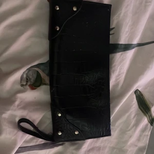 Väska  - Okej väska att ha på uttgång osv får plats med lite allt möjligt 