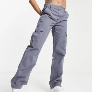 Cargobyxor - Säljer mina helt oanvända cargobyxor i strl 42 från Pull&Bear!  Köpte dom för 359kr men säljer dom för 200kr 😊