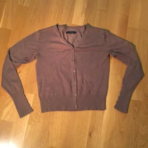 Brun kofta - Jättefin brun kofta köpt second hand som inte kommer till användning :( möts helst upp men kan frakta om du föredrar det 🫶