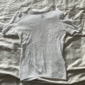 T-shirt - Skitsnygg t-shirt, typ lite virkad stil. Passar tyvärr inte längre. 50kr + frakt🥰