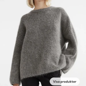 Mohairtröja H&M - Grå snygg mohairtröja från H&M slutsåld på hemsidan och varit under längre tid, använd en gång men kände att den var för stor för mig då den är oversized. Inga defekter eller liknande ☺️💕