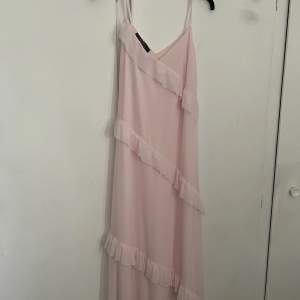 Jättefin rosa klänning från Primark i storlek S 