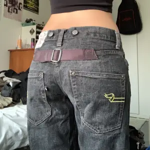 Söta svarta lågmidjade straigt leg jeans. Jättecool baksida med detaljer. Stängs med knappar. Knappt använda. Uppvikta, skulle passa längre ben (jag är 166 cm)