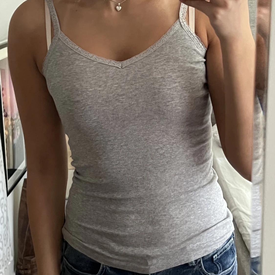 Grått linne med spets