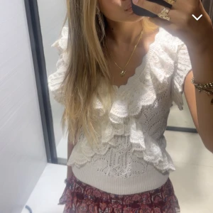 Stickad topp med volanger - Säljer min stickad topp från zara, endast använd 2 gånger❤️ köpt för 329. Den är som ny❤️säljer pågrund av att den inte kommer till användning längre❤️stolek M men passar mig som har xs & s❤️