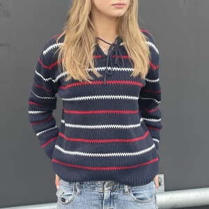 Blå Tjocktröja - Blå tjocktröja, perfekt för vintern. 60% Bomull, 40% Akryl.