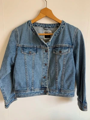 Kort denim jacka  - Kort ljusblå  denim jacka . Storlek small. Fint skick! 