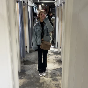 Päls jeansjacka - Jacka köpt på Plick för ett halv år sen som inte kommit till mycket användning (andra bilden är lånad)