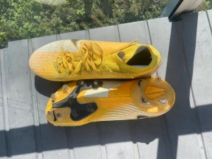 Nike superfly - Lagret på toppen har släppt för att de har stått ute i några veckor men dubbarna och sulan är knappt använda 