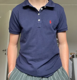 Polo Ralph Lauren Piké  - Säljer denna Ralph Lauren piken i storlek L men den passar dig bra som är ca 165-175 cm lång, priset kan diskuteras