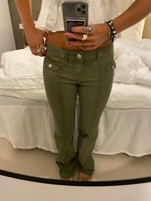 Gröna jeans 36 - Säljer dessa supercoola slutsålda gröna jeansen med prislapp kvar💘💘