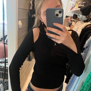 Snygga topp från zara med cutouts  - Säljer denna sjukt snygga toppen från zara. Svart med långa ärmar som har en slit längst ut. Perfekt festtopp😍aldrig använd!