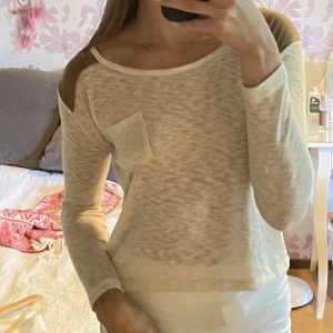 Långärmad Topp - Super mjuk och snygg tröja. Säljer pga ingen användning längre.  Anklarna har någon fake mocka/skinn.  Storlek S men passar XS.  Från Bikbok 🌸