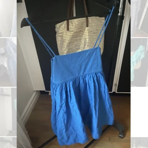 blå zara klänning  - nattblå zaraklänning som är hur söt som helst på💙💙 knappt använd 