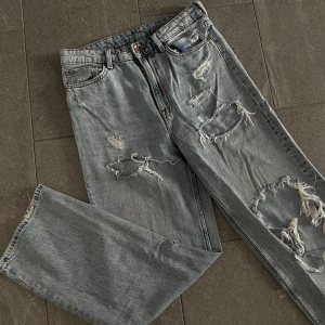 Jeans - Slitna Blåa jeans , sitter som ett smäck i midjan/rumpan men lite bredare ner till.